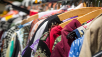 Os preços são incrivelmente baixos: por menos de US$ 1 é possível comprar uma camiseta ou calças.