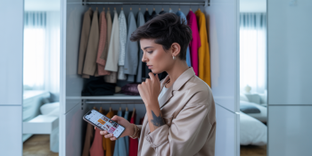 Como seu cérebro decide o que você veste, compra e escolhe — sem você perceber