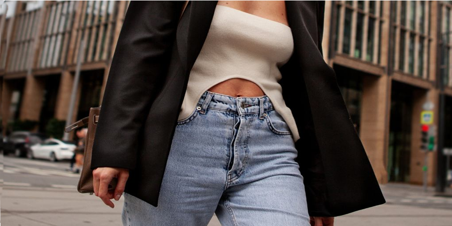 Jeans de corte inteligente valorizam o corpo, alongam a silhueta e unem conforto com elegância atemporal.